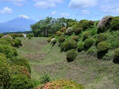 新緑薫る季節にぷらっと箱根＆三島へ《２》～雄大な富士山を望むロケーションに、特徴的な障子堀が残る土の城・山中城跡登城記～