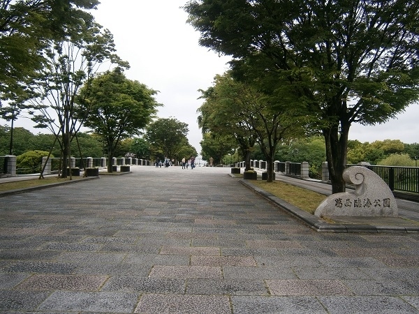 都内の花の名所情報を調べていたところ、葛西臨海公園がポピーの名所と出てきました。<br />今年の開花情報がネットでは見当たらなかったものの、例年5月中旬には咲いている模様だったので、ちょっと覗いてみることにしました。<br />いろいろと調べていくうちに、今、葛西臨海公園は水族館の建て替え計画があり、それによる樹木の伐採に関して問題を抱えているとのこと。<br />その問題も都民として関心が出てきたので、現地はどうなっているのかも併せて見てきました。<br /><br />