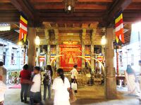 歴代シンハラ王朝の権威の象徴《仏歯》を祀る聖地：キャンディの「仏歯寺」を訪ね &#128652; アフンガラへ向かう