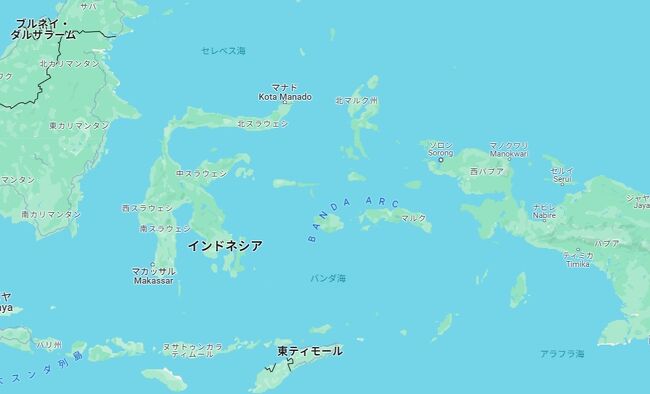 広い海に，さまざまな輪郭を持つ島じまがちりばめられた東部インドネシア。<br /><br />ここを旅したいと思った。<br /><br />地図を眺めると，「モルッカ諸島（香料諸島）」「フロレス島」「ティモール海」「小スンダ列島」「バンダ海」「セラム海」‥‥といった単語が眼に飛び込んでくる。<br /><br />さまざまな名称がつけられた海，海域，海洋。そして地図上では点になってしまう小さな島じま，そして四国に迫る広さを持つ大きな島。四国よりずっと大きいティモール島もある。<br /><br />ここを旅するなら「船」でしなければ，という気がした。<br /><br />そこで，この東部インドネシアの島々を結ぶ航路がどの程度あるのか，それに乗り込んで旅をすることが可能かどうかということを調べ始めた。<br />