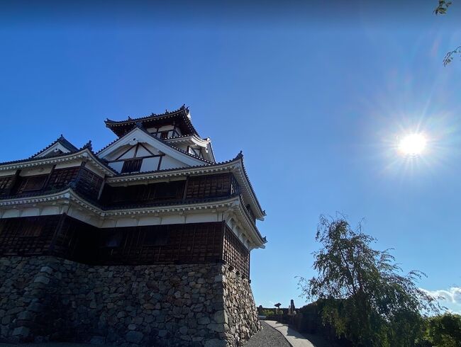 天橋立・城崎温泉へ向かう途中、福知山へ立ち寄りました。<br /><br />始発電車で出発し、朝早くに到着。福知山城を目指して歩きます。<br />(そこそこな距離。。20分くらいでしょうか)<br />光秀が作った城下町らしく、桔梗紋の幟がそこかしこにあったり、街全体で明智光秀を大事にしているのが伝わってくるような気がしました。<br /><br />真夏ではありましたが、朝早くということで爽やかな空気と、なにより晴天に恵まれて、幸先よい旅のスタートとなりました。