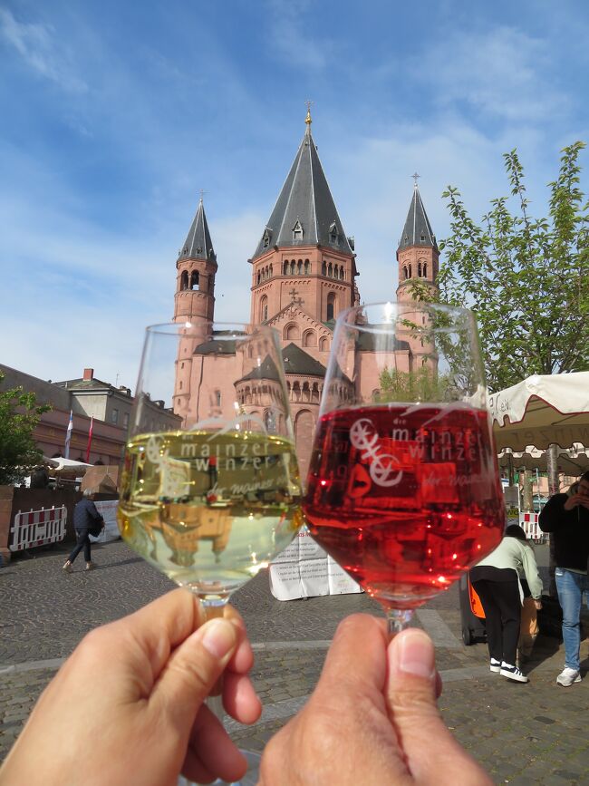 2024年4月27日(土)Mainz マインツ滞在2日目です。前日、偶然、Mとシラー広場で遭遇し、ワインスタンドで待ち合わせ♪他のメンバーとも合流出来て、すっごく楽しい時間を過ごせました。表紙のフォトはDom 大聖堂をバックに夫と一緒にZum Wohl 乾杯(^^)/<br />MとDとは30分ぐらいしか、一緒に居られなかったけど、幸せでした♪今回のドイツ旅で、MとDにまた、偶然にも街で会う事になるのでした♪<br /><br />0426 Mainz→Weinheim→Heppenheim→Mainz<br />0427 ★Mainz→Rüdesheim am Rhein→Niederwalluf→Mainz<br />0428 Mainz→Erfrut<br />0429 Erfrut→Zerbst→Dessau→Erfrut<br />0430 Erfrut→Bamberg→Coburg→Erfrut<br />0501 Erfrut→Ronneburg(Thür)→Altenburg→Schmölln(Thür)→Erfrut<br />0502 Erfrut→Berlin→Erfrut<br />0503 Erfrut→Magdeburgs→Erfrut<br />0504 Erfrut→Stuttgart→Eslingen→Stuttgart<br />0505 Stuttgart→Balingen(Württ)→Tübingen→Stuttgart<br />0506 Stuttgart→Schwäbisch Hall→Murrhardt→Stuttgart<br />0507 Stuttgart→ Horb am Neckar→Calw→Stuttgart<br />0508 Stuttgart→Bretten→Mainz<br />0509 Mainz→Wuppertal→Achen→Köln→Mainz<br />0510 Mainz→Bonn→Mainz<br />0511 Mianz→Marburg→Mainz<br />0512 Mainz→Völklingen→Alsheim→Mainz<br />0513 Mainz→帰国<br /><br />