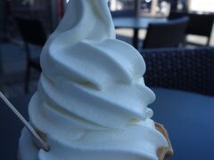 御在所サービスエリアに寄る。モクモクファームのジャージーソフトが食べたくて。