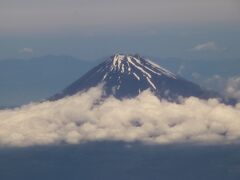 人生4度目の青森訪問は岡山空港から羽田空港経由で青森空港へ、機上から富士山を観ました。