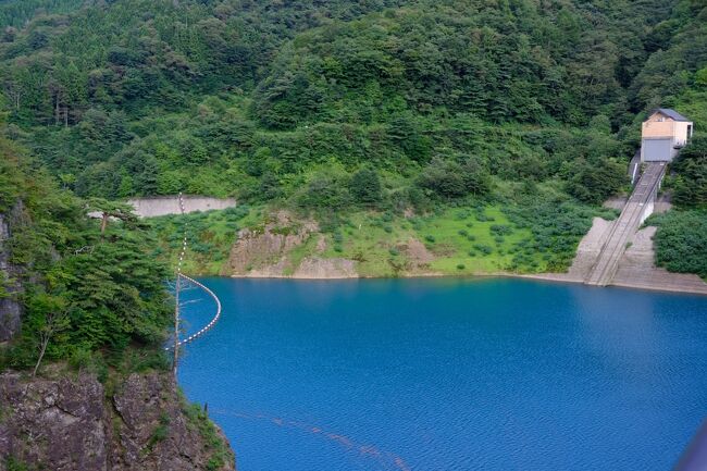 草津温泉を出発した観光バスは本日の宿泊地の四万温泉に向かいます。<br />草津温泉は何度も訪れていますが、四万温泉は初めてです。どんなところなのでしょうか。