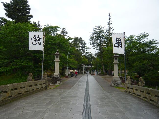今朝は雨で旅行に出て初めての雨降りに成ってしまいました…、それだけで町歩きの気持ちが高揚しませんね?…。<br /><br />今日は且つての上杉・米沢藩30万石の城下町を楽しみに町歩きしようと思っていました。<br />何と言っても県内一番の観光ブランドとして名高い米沢ですからね。<br /><br />観光案内所でレンタサイクルを借りれば市街地は隈なく移動が出来て効率も好く観光スポットも含めて町並の撮影も出来ると考えていたのですが?…、なので結果的には中止で、午後の列車で宿泊債の福島へ向かうことに変更です。<br /><br />その時間まで観光の中心である米沢城址へバスで行き市街地を散策しながら駅へ戻って来ることにしました。<br />また、折角米沢に来たのでお昼もいただくことにしました。<br /><br />米沢のイメージが雪の降る冬なので次回は寒い季節にまた伺いたいです。<br /><br />撮影使用カメラ ルミックスFX33