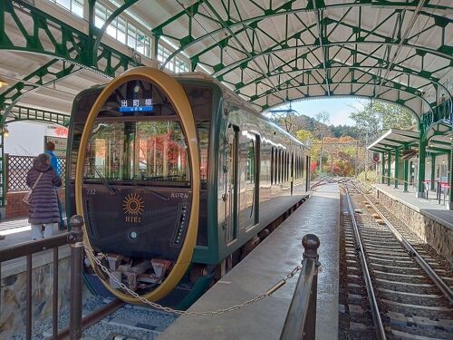 楽しい乗り物に乗ろう！ 叡山電鉄「紅葉の中を走る観光列車“ひ