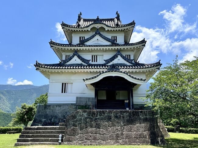 関東に住んでいると、どうしても西日本へ行く機会が少ないです。<br />愛媛県で行ったことがあるのは松山と今治だけで、いろいろ回ってみたいけどお金も時間も足りません。<br />そこで、今回は宇和島城を目的としました。<br />現在、明治維新前からの天守が現存している城は、以下のわずか12城です。☆印は国宝です。<br />弘前城(青森県)<br />松本城(長野県)☆<br />丸岡城(福井県)<br />犬山城(愛知県)☆<br />彦根城(滋賀県)☆<br />姫路城(兵庫県)☆<br />松江城(島根県)☆<br />備中松山城(岡山県)<br />丸亀城(香川県)<br />伊予松山城(愛媛県)<br />宇和島城(愛媛県)<br />高知城(高知県)<br />今回の愛媛・香川の旅では、松山城再訪と宇和島城、丸亀城への登城を目指します。<br />1日目<br />羽田空港から松山空港へ。バスで道後温泉へ移動、市内で仕事をしてから道後温泉を観光。道後温泉泊。<br />2日目<br />朝、仕事。松山城に登城。その後に仕事。松山泊。<br />3日目<br />宇和島へ移動し、宇和島城に登城。<br />下灘で夕陽を見る。松山泊。<br />4日目<br />松山市内を観光、丸亀へ移動し、宿泊。<br />5日目<br />丸亀城に登城。讃岐うどん発祥の地を見て、塩江温泉に泊まる。<br />6日目<br />法然寺に参拝してから、平賀源内の街を歩く。夜は仕事。高松泊。<br />7日目<br />雨上がりの高松空港から大雨の羽田空港へ、帰宅。