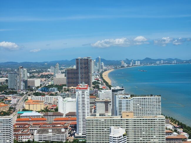 ↑写真 ジョムティエンビーチ↑<br /><br />毎年 恒例の タイ旅行<br />今回は6年ぶりに参加の仲間を含め 5名で!<br /><br />雨季の時期は ギリギリ過ぎていますが天気は?<br />多少は降りましたが、ずーっと良い天気に恵まれました。<br />暑いだろうな・・・と思っていましたが。 やはり暑かったです。<br /><br />毎年お付き合い頂ける、皆様に感謝です。<br /><br />本日の予定<br />①皇帝さんで スペシャルマッサージ<br />②フカヒレ ランチ<br />③パタヤタワーで 絶叫体験<br />④テパシットナイトマーケットへ行く<br /><br />特に高さ170mからの タワージャンプ 一生の思い出です。