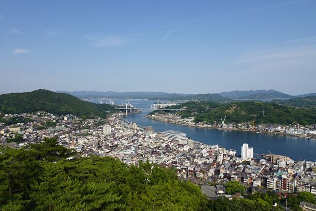 今年の梅雨入りは遅い、梅雨入りしないなら、どこかへ・・<br />鞆の浦・尾道・しまなみ海道因島と耕三寺をドライブひとり旅一泊二日の旅してみました。<br />この頃は、マイカーで行ける範囲を廻ってみようと試みてるのですが、<br /><br />日本は歴史と芸術に溢れてる・・<br />風待ち港である鞆の浦は古代よりの歴史のあるまち<br />尾道も中世からの交通の要所として栄え、豪商が建てたお寺の数々、それに続く文学と映画の歴史・・時間が足りなくなるほどでした。<br />そしてしまなみ海道の広島側、因島~生口島<br />生口島では耕三寺と平山郁夫美術館が素晴らし過ぎて感動<br /><br />もっとマイカーで廻ってみたくなる・・<br />近場再発見しなきゃ、自分なりに・・<br /><br />無知とはこのこと・・<br />今住んでる所もいつまでいるか?な事だし・・近場を廻らなきゃ!<br />今後は八十八か所も車でボチボチお寺巡りもしたくなりました。<br /><br />日本は自然と文化と満ち溢れてる・・外国に行ってる場合じゃないかもね・・って・・目覚めコロナ騒後、再確認中です。<br /><br />1日目・・ 鞆の浦<br /> 尾道・千光寺など グリーンヒルホテル尾道泊<br />2日目・・ 尾道のお寺巡り<br /> 因島城<br /> 生口島 耕三寺・未来心の丘<br /> 平山郁夫美術館