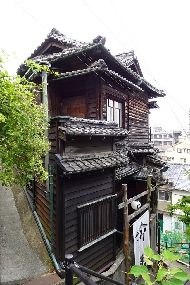 今年の梅雨入りは遅い、梅雨入りしないなら、どこかへ・・<br />鞆の浦・尾道・しまなみ海道因島と耕三寺をドライブひとり旅一泊二日の旅してみました。<br />この頃は、マイカーで行ける範囲を廻ってみようと試みてるのですが、<br /><br />日本は歴史と芸術に溢れてる・・<br />風待ち港である鞆の浦は古代よりの歴史のあるまち<br />尾道も中世からの交通の要所として栄え、豪商が建てたお寺の数々、それに続く文学と映画の歴史・・時間が足りなくなるほどでした。<br />そしてしまなみ海道の広島側、因島~生口島<br />生口島では耕三寺と平山郁夫美術館が素晴らし過ぎて感動<br /><br />もっとマイカーで廻ってみたくなる・・<br />近場再発見しなきゃ、自分なりに・・<br /><br />無知とはこのこと・・<br />今住んでる所もいつまでいるか?な事だし・・近場を廻らなきゃ!<br />今後は八十八か所も車でボチボチお寺巡りもしたくなりました。<br /><br />日本は自然と文化と満ち溢れてる・・外国に行ってる場合じゃないかもね・・って・・目覚めコロナ騒後、再確認中です。<br /><br />1日目・・ 鞆の浦<br /> 尾道・千光寺など グリーンヒルホテル尾道泊<br />2日目・・ 尾道のお寺巡り<br /> 因島城<br /> 生口島 耕三寺・未来心の丘<br /> 平山郁夫美術館