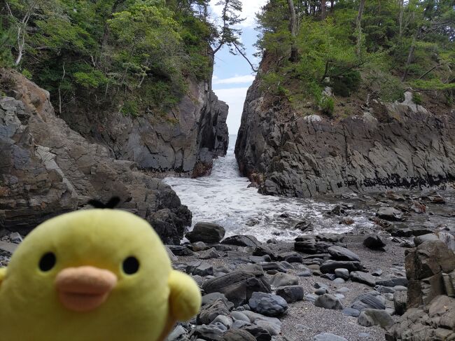 宮城県の沿岸部、<br />西部の温泉とたびします。<br /><br />仙台空港に最終便で到着し、翌々日の昼まで<br />レンタカーで若干慌ただしくまわりました。<br /><br /><br />表紙の写真は南三陸町の神割崎です