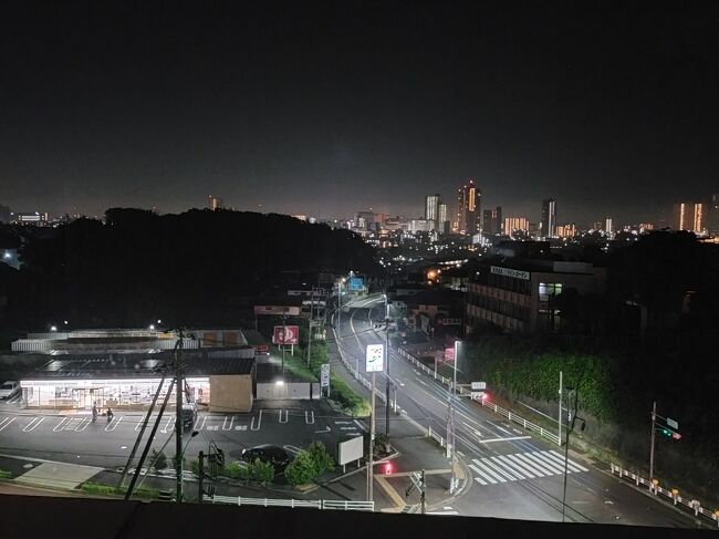 今年は梅雨明けが遅かったです。 しかし 梅雨とは思えないほどの 暑さが続き 外に出ているのは危険というほどの 暑さでした。 7月の初めで 35度以上の暑さ 外に出るのが面倒なほどでしたが 少しは動かないとと思い 近場の 温泉お風呂に行くことにしました。 ラクシオインはチェックインすると その日は 露店 ガーデンという 日帰り 天然温泉施設を利用できます。 それも気に入っているのですが 部屋から見る 窓の景色が すごく好きです。 ちょうど 道路の交差する 角地に立っているので 2つの道路が見えます そして 奥の方には ビルが並んでいて 夜景も綺麗です。 ビルの奥の方には やまなみ も見えます。 東京にいながら このような景色が見れて 観光気分です。 暑い この時期には お気に入りの場所の一つです。