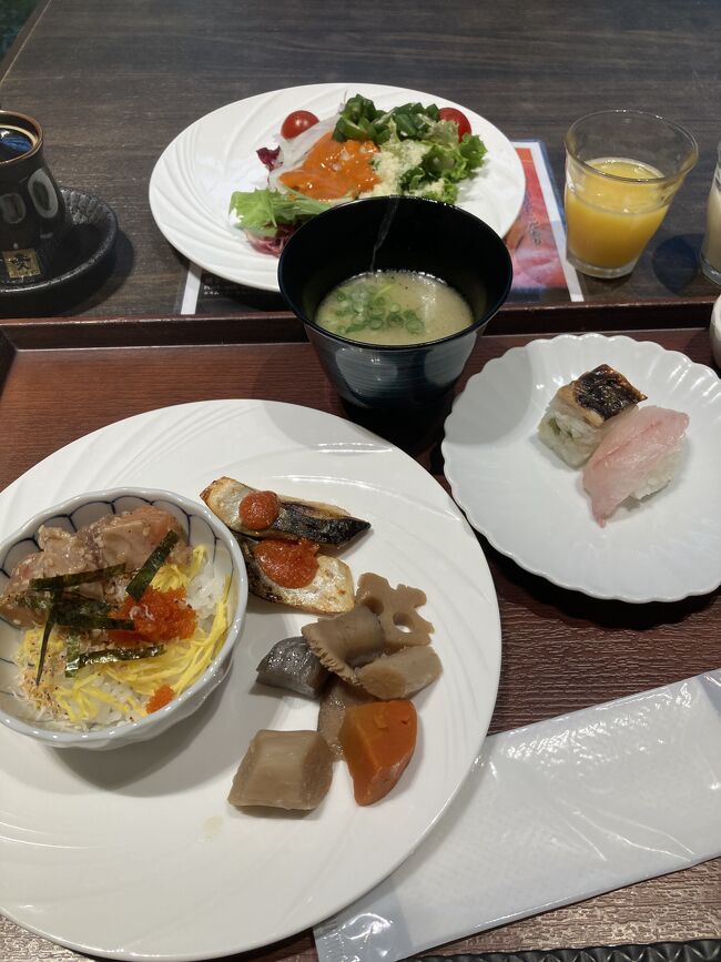 朝食が気になっていたホテル、三井ガーデンホテル福岡中洲。<br />朝食目当てで行って来ました。<br /><br />良かった所<br /> ほこりが無く部屋がきれい<br /> ソファの座り心地が良く、テレビが見やすい<br /> YouTube見られる<br /> バッグをかけるフックがあって便利<br /><br />イマイチだった所<br /> 大浴場にブラシが無い<br /> 大浴場に着ていかれる館内着がかなりダサい<br /> 朝食のコーヒーがあまり美味しくない<br /><br />