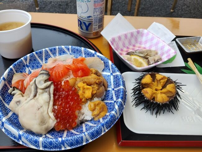 気仙沼からBRTバスに乗って南三陸・志津川で地域おこしで売り出し中のキラキラ丼を食べに行きました。<br /><br />まずは、一関から大船渡線で気仙沼へ。気仙沼では食事のおいしい民宿に泊まり大満足、翌日BRTバスで志津川まで、南三陸さんさん商店街で、殻付きウニとウニたっぷり海鮮丼をいただきました。<br /><br />ここは、津波で多くの犠牲者を出した旧防災庁舎の隣、土地がかさあげされて、当時のイメージが少なくなりましたが、グルメを楽しむのも復興支援になるので、また行ってみたいところです。