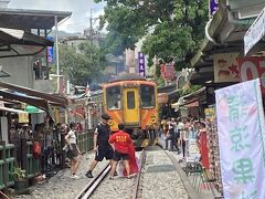 ４年ぶりの海外旅行はノープランの台湾旅行／その１６／かなりベタに人気観光地の十份をぶらぶら