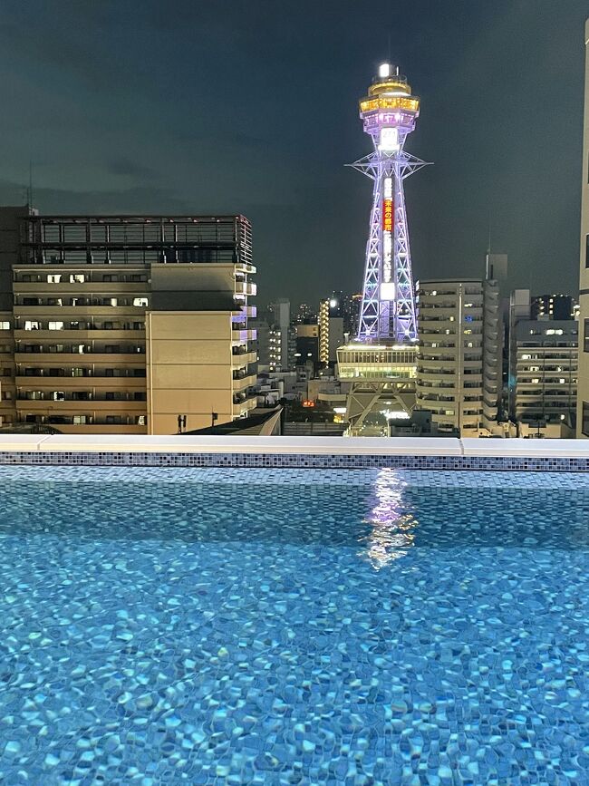 自分は基本火曜日がお休み。<br />前後の月曜日、水曜日は少し仕事が落ち着いていたら休みをもらって旅に出る、というスタイルです。<br />週休1.5日くらいでしょうか。<br />祝日、お正月、お盆、ゴールデンウイークなどは仕事なので、休みは基本少ないです(が、その分たまにまとめてお休みを・・・)。<br />なので、前回の福岡旅行記のように、前日までに水曜日の昼の仕事が入れば予定前倒しで大阪へ帰って仕事・・・としていたのですが、暑い時期は繁忙期、なんと、今月は、仕事がお休みの決定している、来週の〇〇行き以外の水曜日は、休まないように(?)毎週、早くからしっかり仕事を入れられてしまいました(涙笑)<br /><br />というわけで、今週はすぐにでも帰れる場所で・・・お、スパワールドでお泊まりってしたことないなぁ。<br />え、つい最近新館ができたのか。<br />今月は男湯がアジアゾーン!<br />で、朝食付き7480円(Yahoo!トラベル)って破格値じゃね?<br />と飛びついたのでした。<br /><br />ちょっとボリューム的に少なそうなので、これまた先月訪問した神戸の万葉の湯も合わせて・・・。