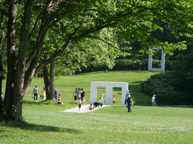 札幌で甥の結婚式があって、念願のアルデピアッツァ美唄(安田侃彫刻美術館)まで足を運んでみた。<br />安田 侃(やすだ かん、1945年1月5日 - )は、北海道美唄市出身で、イタリアを主な拠点に活動している世界的な彫刻家。<br />1973年 北イタリア・フィレンツェ郊外のピエトラサンタ(白大理石の産地として有名)にアトリエを設ける(現在もここで活動中)<br /><br />旅の同行者は「今までみてきた美術館の中で一番良かった」と言っていた。<br />特に緑と白大理石のコラボが、、、