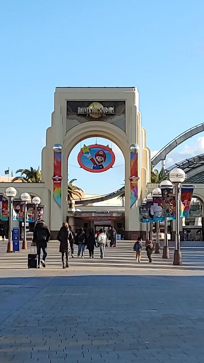 年パス最後のUSJ。jamjamライナーが運行復活してると知って行くことに、、<br />今回は四回目で充分元は取っている。往復夜行バスで行ってきました。<br />①1回目は往復飛行機だが、JALのマイレージで。<br />②2回目は行きは飛行機、帰りは夜行バス(jamjamライナー)。<br />③3回目は行きは飛行機、帰りは夜行バス(jamjam運休で他社バス)。<br />④ラストは往復、夜行バス⇐今回!<br />東横INNに二泊、帰りの夜行バスに乗る前に、気になっていた、リーベルホテルの日帰り入浴に行き、夜景を堪能しました。