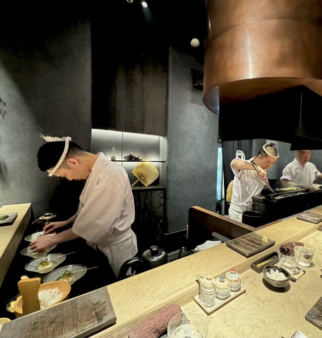 今年は、あっという間に10月になってしまいました。<br /><br />5月頃から母親が骨折後体調崩し、急遽入院し担当医さんからもいつ急変してもおかしくないと告げられ予定してた海外旅行は全てキャンセルし国内も近場でほぼ日帰りでしたが4ヶ月程の入院後、看取ることが出来ました。90超えていたので大往生かと。<br /><br />8月は嫁さんのお誕生日もあり,何件か新規のお店に行ってきました。今月くらいから2~3泊の国内には行く予定です。海外は喪があけた来年からかな?<br /><br />表紙は 3月にオープンした麻布台ヒルズ内の(鳥おか)さん<br /><br />予約困難店の鳥しき一門の鳥かどの方々の応援も<br />https://torishiki-ichimon.jp/<br />場所柄、オサレナな感じの店内で老夫婦は浮いてる感じ(爆)<br />なんといってもお昼営業してくれて助かります。<br /><br />いつものようにジジイの記憶力低下防止の為の備忘録なんで興味のある方だけご覧くだされ。<br /><br /><br /><br /><br />
