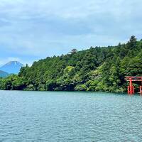 箱根離宮に泊まる休日　芦ノ湖遊覧船から眺める富士山と鳥居