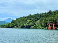 箱根離宮に泊まる休日　芦ノ湖遊覧船から眺める富士山と鳥居