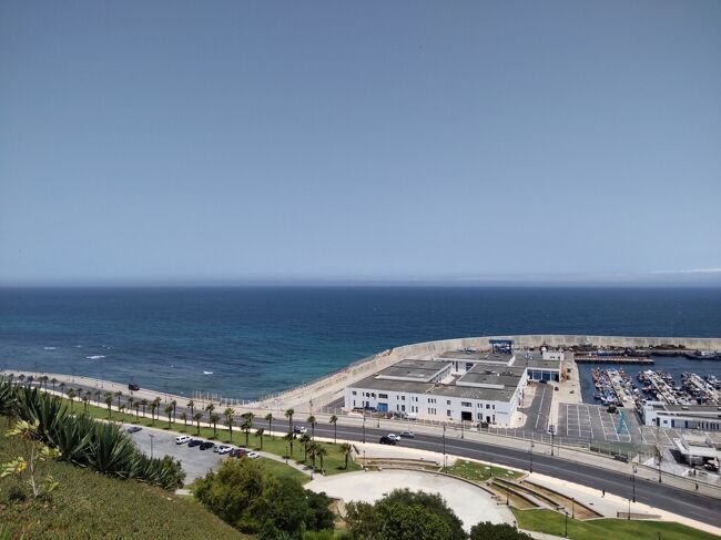 ジブラルタル海峡の街、タンジェを観光する<br />高台からは、はっきりとスペインが見える。フェリーで1時間程度らしい。<br /><br />特に見どころがある街ではないから省く人も多いと思う。<br />ただ、ジブラルタル海峡は見ごたえがある。<br />高台からの景色は最高だった。