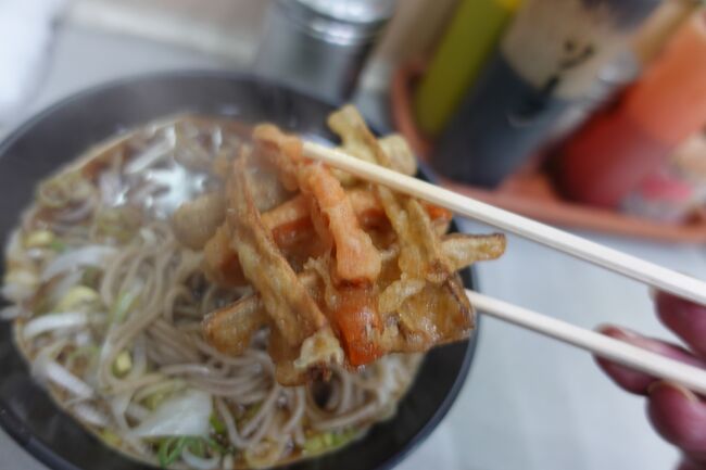 通勤途中の小伝馬町に、気になる立ち食い蕎麦屋さん。そのうち寄ってみようかなと思いつつ…なんと、今月末で店仕舞いとな？んでは、最後の機会かも？