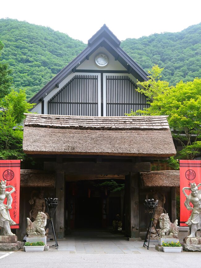 平家の落人(おちうど)は、治承・寿永の乱(源平合戦)で敗北した結果、山間部などの僻地に隠遁した平家側の敗残兵などの生き残りである。<br />平家の一門やその郎党、平家方の戦いに与した者が挙げられる。こうした平家の落人が特定の地域に逃れたという伝承が残っており、俗に「平家の落人伝説」という。<br /><br />平家の落人が潜んだ地域を平家谷、平家塚、平家の隠れ里、平家の落人の里などという。平家の落人という呼称が意味するものは「平家方に与して落ち延びた者」であり、平家の郎党の場合もあれば、平家方に味方した武士の場合もある。<br /><br />栃木県日光市湯西川(湯西川温泉)<br />平忠房もしくは平清定の子、平景定が落ち延びたとされる。湯西川の平家の落人伝説は現地の平家落人民俗館や平家の里などでも紹介されているほか、平家大祭などの行事も行われている。湯西川温泉では積極的に落人伝説を観光業に活用している。<br /><br />平家の者であることを悟られぬよう、苗字を「伴」とした。現在も「伴」という苗字の平家の子孫がこの土地に存在している。<br />独自の風習として、端午の節句にもこいのぼりを揚げない・たき火をしない(煙を立てない)・犬を飼わない・鶏を飼わないなどがある。これらは人が山中に暮らしていることを外部に嗅ぎ取られないためである。<br /><br /><br />