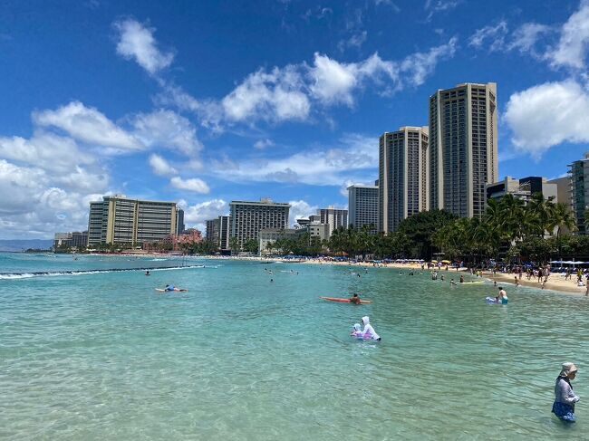 弟がベルギーに異動になったので今年の夏はベルギーに行こうと思って調べたものの、ロシアとウクライナの戦争による航路の変更と円安の影響で、時間かかるし、高い!!<br /><br />こんなんだったら、ハワイのが安いよーとジジババに伝えたところ、シジが「ベルギーよりハワイに行きたい!!」と団塊の世代の憧れのハワイ行きを熱望<br /><br />その結果、今年の夏は円安のなかハワイ!<br />(弟は、遊びに来ると期待していたらしく、高いから行かないと伝えたらしばらく音信不通になった)<br /><br />ハワイは4回目。いつもハワイ島&オアフ島だったため、オアフ島でゆっくりしたことがないので、今回はオアフ島を堪能します!