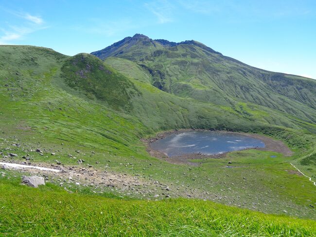 お盆休みとなり,猛暑が続く2023年8月は,涼を求めて鳥海山へ.今回は鳥海ブルーラインから登ることにしたのですが,殆どの登山者が利用する鉾立ではなく,山形県側の大平山荘の先にある吹浦口コースから登ることにしました.ここも何度か使ったことのある登山道ですが,鉾立から登るのと時間はほぼ同じで,しかも登山者は遙かに少ないので,お盆シーズンでも比較的混雑せずに登れます.ただ,出発したのが遅かったので,鳥海山頂上の新山ではなく,鳥海湖の南にある笙ヶ岳というピークに登る予定でした.笙ヶ岳は長坂道という鳥海山登山でもたぶん一番長い登山コースの途中にあるピークで,とても景色が良いです.ところが,この日の鳥海山は快晴であったものの,九州の方に台風が接近しており,たぶんその影響があってか,鳥海湖に来た途端に東から猛烈な風が吹き上がってきて,立っていられないほど.鳥海湖に出るまでは,全く風がなかったので,とても驚きました.鳥海湖から笙ヶ岳は,森林限界を超えるため,隠れる場所はほぼありません.したがって風をまともに受けながら登らなければいけないので,とても危険な状況.そのため,当初の予定を断念し,鳥海湖で昼食を食べて,そのままピストンで下山することにしました.予定よりかなり早く下山してしまったため,帰りは遊佐町にある日帰り温泉施設あぽん西浜に立ち寄って温泉に入り,西浜海岸の海水浴場にも寄って水遊びをしてから帰りました.