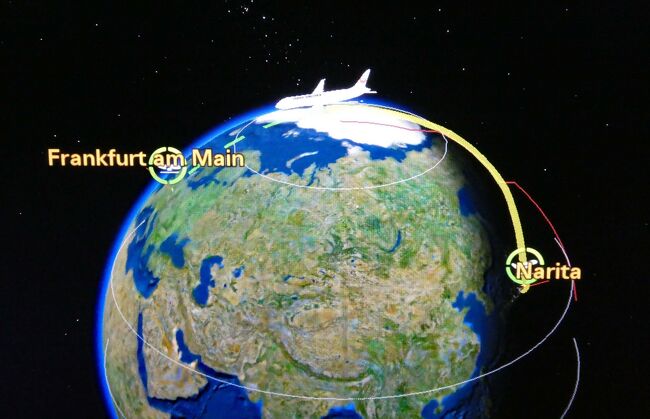 コロナも下火になったので５年ぶりにヨーロッパ旅行に出かけました。JALマイレージ利用で欧州を往復する便を探しました。予定日程ではロンドンやパリ便は一杯で、成田-フランクフルト便にかろうじて空席があったので予約しました。往路は昼便(JL407)、帰路は夜便(JL408)だったので、行きをプレミアム・エコノミー、帰りをゆったりと休めるビジネスにしました。<br />行きのJL407便出発時間は10：30と比較的早いので、成田空港で前泊しました。<br /><br />フランクフルトに到着したら翌朝に空港でレンタカーを借りて、ルクセンブルグ→フランス→ベルギー→オランダ→ドイツを巡る１１日間の周遊旅行です。今回の旅行では、ブリュッセルやアムステルダムなどの都市に滞在し、大聖堂などの観光スポットや著名美術館をじっくりと見学しました。<br /><br />この旅行記では、成田空港からフランクフルト国際空港まで乗ったJAL407便での体験を中心に紹介します。コロナ禍前、ロシア上空を通過するヨーロッパへの最短ルートが利用されていました。ロシア－ウクライナ戦争が始まってからロシア上空を通過できなくなったため、遠回りの別ルートが採用されています。今回新たに体験した飛行ルート、なかなか印象的でした。