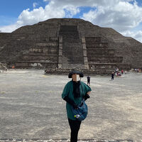 雨期のメキシコ旅行2日目前編は、晴れて観光日和のテオティワカン