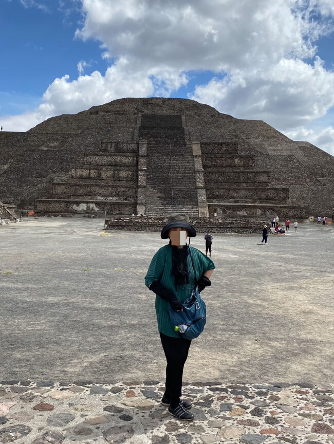 雨期のメキシコ旅行2日目前編は、晴れて観光日和のテオティワカン