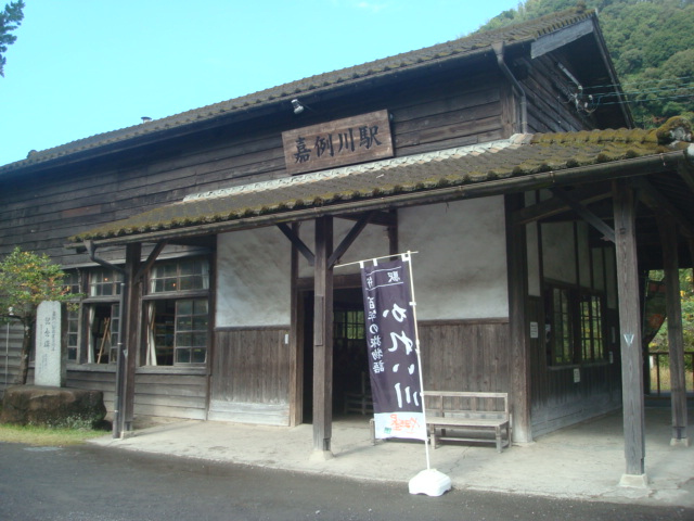 鹿児島観光(妙見温泉)の帰り、嘉例川駅に1時間程滞在しました。<br />観光大使の猫さんには会えませんでしたが、駅舎を見て、駅弁を食べて、JR肥薩線の電車を見て…。<br />更にバスで鹿児島空港へ行き、足湯や展示(SORA STAGE)で待ち時間も楽しめました。