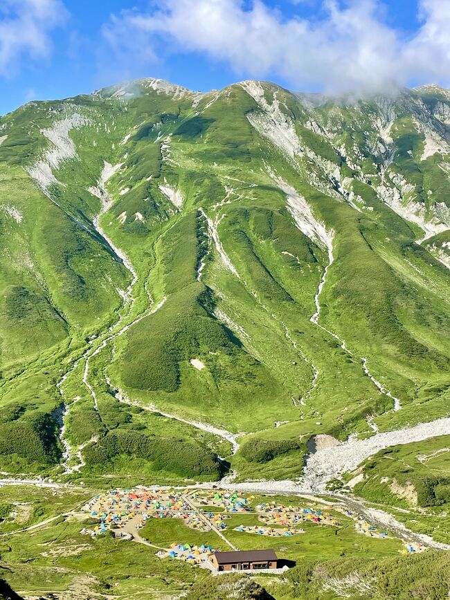 毎年恒例、北アルプス夏山登山。<br />今年は2年前にも登った白馬大雪渓からのツアーを予約していましたが<br />大雪渓が通行止めとなりツアーが直前で中止となりました。<br />慌てて北アルプス2泊3日で同時期で検索したところ、今回のツアーに残席1名でギリギリ予約がとれました^^;<br />リサーチも何も無いままツアーに参加します☆