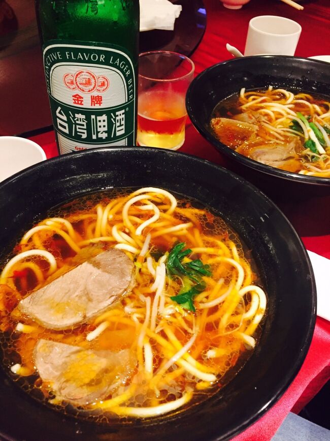 初めての娘と二人でいった海外旅行は台湾でした。<br />娘がまだ学生時代の頃ですね。春休みを利用していきました。<br />備忘録として残しておきたくて<br />なつかしく当時の記憶をたどりながら綴っていきます。<br />当時の旅のしおりやチケットなど残っていました。保管しておいてよかったです。参考に記録していきます。<br /><br />阪急交通社から予約<br />「2つの圓山大飯店に泊まる台湾周遊5日間」<br />旅行費用は記録なくわからず・・・<br />1日目:14:35成田国際空港~17:45桃園空港~バス移動~夕食~ジエンタープライザーホテル<br />2日目:7:30ホテル出発~バス移動~午前中:台中市内観光〇宝覚寺〇彩虹眷村~バス移動(約1時間半)~日月潭〇文武廟〇日月潭湖畔散策☆健康寝具店~昼食:飲茶料理~バス移動(約2時間40分)~台南市内観光〇赤崁楼(せきかんろう)~バス移動~高雄市内観光〇蓮池潭〇寿山公園〇美麗島駅~夕食:海鮮中華~ホテル:圓山大飯店高雄