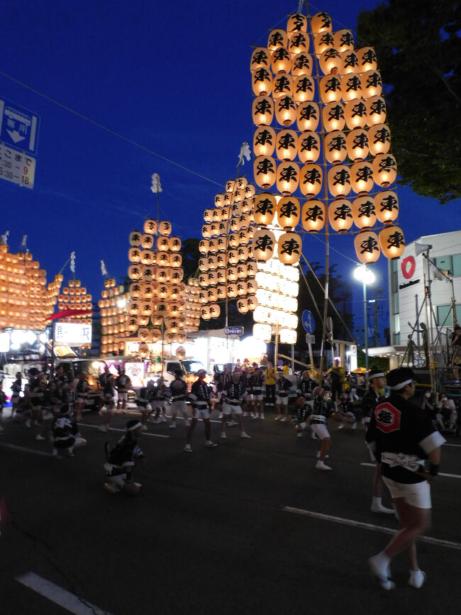 コロナの前は何度か訪れていた秋田竿灯祭り.今回はコロナを挟んだので,本当に久し振りの祭り見学でした.竿灯祭りは青森市のねぶた祭と並んで超有名なお祭りだけあって,いつも大変な混雑です.たぶん東北四大祭りの中でも最も混雑するのが竿灯祭りです.と言うのは,他のお祭りが市内をパレードするので,例えばあれほど沢山の人が訪れるねぶた祭であっても,場所さえ選ばなければ,それなりに見学場所を確保することが出来るのですが,竿灯祭りの場合には,基本的に一箇所に留まって竿灯を上げるので,人間の方が移動しない限り全体を見物することが出来ません.しかも会場は決して広くない上に,指定席が確保されているので,一般の人が見学するのは至難の業で,一旦見学場所を確保したら,ほぼ動くことは不可能です.でも,実際には「立ち止まらないでください」というアナウンスがずっと流れているので,移動しながら見学しなければいけないのですが,ほぼ身動きできないくらいの人が押し寄せるので,有料の指定席を確保していない人がゆっくりと竿灯祭りを見学するのはほぼ不可能ではないかと思います.また竿灯祭りが始まったからと言って,会場周辺のビルの照明が消えるわけではないので,竿灯の明りよりもビルの広告看板の明りの方が明るかったりもします.こうした点はもう少し改善されないのかなと毎回思うのですが,色々と難しい問題もあるのだと思います.ともあれ,久し振りの竿灯祭りは,相変わらず激混みでしたが,既に何度も出かけているお祭りなので,それなりの対処方法も心得ていて,駅前の駐車場にも車を止められましたし,お祭りも見学することが出来ました.