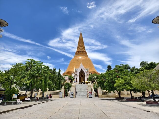 タイの滞在が1日伸びたんで、無駄にバンコク郊外のナコンパトムという町にある世界最大の仏塔を見に行ってみました。<br />&この旅の帰国編も。<br /><br />出発編:https://4travel.jp/travelogue/11922191<br />チェンマイ編:https://4travel.jp/travelogue/11922549<br />メークローン編:https://4travel.jp/travelogue/11922651