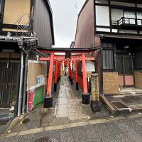 奥方のお供で夏の京都へ(27) 小雨の中の街歩き⑤ 住宅街の奥の "合槌稲荷明神" には、外国人観光客が殺到（するかも、近い将来･･･）！