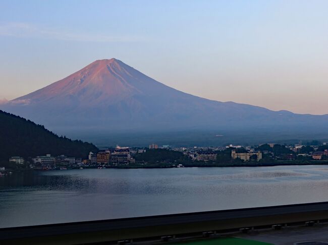 ちょうど１０年前、河口湖のThe KUKUNAに宿泊することにしていましたが台風のため当日ドタキャンしました。<br />以来　私の旅行記も山梨県が空欄となっていました。<br />この度　盆休みにKUKUNAに泊まるツアーを見つけたので便乗して行ってきました。<br />富士山目的の旅行は初めてでしたが、想定以上に富士山が綺麗なので毎日感動の連続。<br />冠雪していない赤富士が見れるのは６月～９月の３ヶ月だけ。<br />しかも雲に邪魔されない赤富士を見ることができると幸運がやってくるらしい。<br />ツアーだったので観光地も効率よく回り、初山梨県の旅は大満足でした。<br /><br />１日目<br />岡山～三島駅<br />三島のフレンチレストラン「gawa」で昼食<br />山中湖周囲の「花の都公園」<br />河口湖　湖畔のホテルThe KUKUNA 宿泊<br /><br />２日目<br />鳴沢氷穴、富岳風穴、<br />山中湖　湖畔の「和み」で郷土料理<br />忍野八海<br />音楽と森の美術館<br />河口湖　The KUKUNA 宿泊<br /><br />３日目<br />早朝、朝活富士ツアー（FUJIYAMAツインテラス）に参加<br />山中湖遊覧船<br />函南町「姫沙羅」で鰻料理<br />三島駅～岡山<br /><br />ホテルThe KUKUNAは後日私の温泉宿１００選で詳しくアップします。<br />https://ssl.4travel.jp/tcs/t/editalbum/edit/11924825/<br />