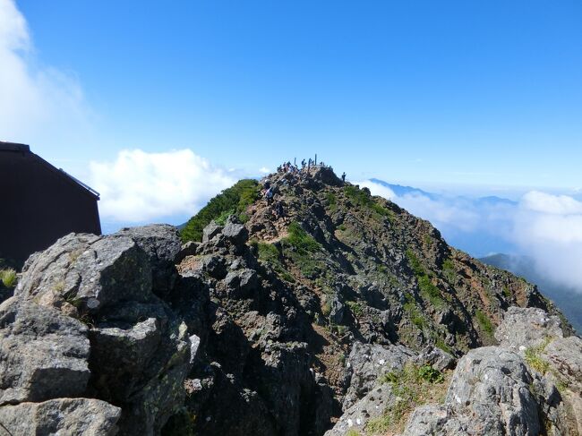 今年の夏休みは、2度目の南八ヶ岳の登山です。<br /><br />コロナ禍からの登山は、山小屋が完全予約制になり、ピークシーズンは、なかなか予約が取りづらくなってきています。<br />北アルプスなら、かなり前から計画するか、日付が変わってすぐの1か月前でないと予約が取れない状況でした。<br /><br />そろそろ八ヶ岳にも行きたいなぁ～なんて思っていたら、1日だけ日程をずらしたら山小屋が取れたので、2度目の八ヶ岳登山です。<br />前回は8年前でしたので、前回の日程よりゆるゆる登山です。<br /><br />8年前はヘルメット持参だったのは、私たちともう一組と子供を見かけただけ、ヘルメットかぶっていたらびっくりされましたが、今回は100％近い着用率でした。<br /><br />1日目<br />自宅から車で美濃戸口へ、そこから行者小屋　　行者小屋泊<br /><br />2日目<br />行者小屋から阿弥陀岳方面へ、中岳を経由して赤岳、横岳から硫黄岳山荘　硫黄岳山荘泊<br /><br />3日目<br />硫黄岳山荘から硫黄岳を経由して赤岳鉱泉から美濃戸口　　諏訪泊<br /><br />4日目　<br />諏訪にあるツルヤで買い物して帰宅<br /><br /><br /><br />