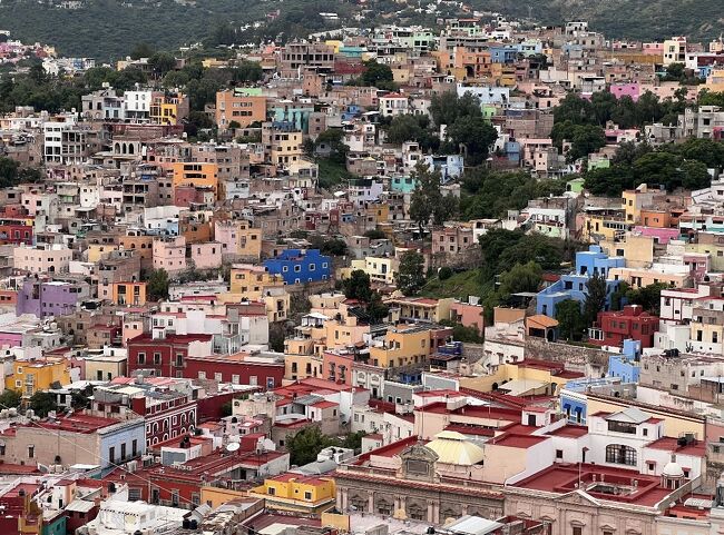 昨年夏に計画していた旅が実現できず、1年待ってやっとメキシコ行きが実現します!普段の旅行記を見ている人ならご存知の通り、いつだって言語は話せませんが、泣いちゃうこともありそうだけどと腹をくくって楽しんできた結果、大満足の旅になりました!<br /><br />旅費目安<br />◾️航空券:ANA国際特典予約(燃油サーチャージ6万前後)<br />◾️宿泊:5泊。10000円~15000円/1泊<br />◾️交通費:地元ーセントレア、メキシコシティーグアナファト、グアナファトーサンミゲルデアジェンデ、サンミゲルデアジェンデーメキシコシティ、Uber利用7回、成田ー東京、東京ー地元。40000円くらい<br />◾️娯楽費:オプショナルツアー2件、アエロメヒコ、フリーダカーロ博物館、35000円くらい<br />◾️食費などand more 40000円くらい<br /><br />この旅行記はグアナファト編です~。<br />メキシコ大挑戦のひとり旅<br />⚪︎メキシコシティ(前半)編<br />https://4travel.jp/travelogue/11921287<br />⚫︎グアナファト編<br />https://4travel.jp/travelogue/11923831<br />⚪︎サンミゲルデアジェンデ編<br />https://4travel.jp/travelogue/11925156<br />⚪︎メキシコシティ(後半1)編<br />https://4travel.jp/travelogue/11926576<br />⚪︎メキシコシティ(後半2)編【完】<br />https://4travel.jp/travelogue/11927641