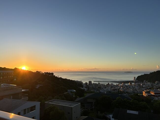 どこか出かけたくなって近場の熱海へ行ってきました。露天風呂付きの部屋で一人のんびり時間を満喫しました。宿泊費はクーポンを使って、交通費は在来線を使って旅費を抑えました。帰りも在来線の予定でしたが、花火大会で賑わう夕刻、疲れて早く帰りたくなって新幹線にしてしまいました。熱海は近くて試しに初めて在来線で行ってみたのでよい機会になりました。また急に思い立った時や温泉入りたくなったら近いし安く旅行できそうです。夏の温泉、熱海おひとりさまツアーよろしければご覧ください。