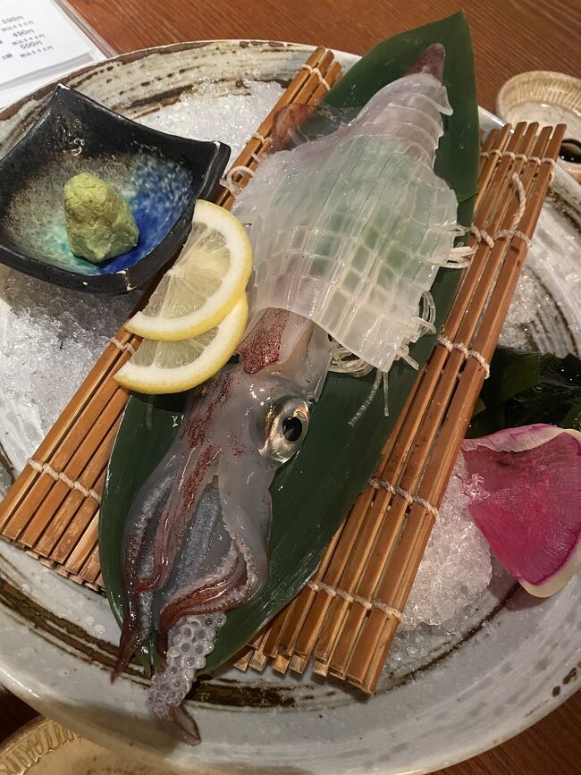 久しぶりの夏休み旅行。<br />目的は海釣り。ですが、船酔いは堪らないので、、防波堤から手ぶらで釣りが出来るところを探して行ってきました!<br /><br />【1日目】<br />羽田→福岡<br />午前のフライト初めてのスターフライヤー。座席は広さ十分、wifiは機体により?なかったが、ショートムービーとちょっとしたコンテンツがモニターで楽しめました。<br />地下鉄で赤坂駅まで、SUICAのまま乗車できて楽々ですがオートチャージはされず、、改札ごとに残高チェック。<br />宿泊は赤坂駅すぐそばの「ホテルJALシティ福岡天神」部屋は広くないですが綺麗で快適に過ごせました。<br />500mlミネラルウォーターが毎日2本、冷凍なしの冷蔵庫、カプセルエスプレッソマシン、上下のパジャマ、洗い場ありのバスルーム、化粧水乳液ありのアメニティと満足です。<br /><br />昼についたので早速、とんこつラーメンを求めて街歩き。<br />「SHINSHIN天神本店」ホテルから歩いて10分くらい暑いながらなんとかお店が見えてきて並んでないかな!?と、そんなハズはなく<br />向かいのお寺の前(日向側)に行列が・・・お寺の入り口を塞がないように20人待ちくらいだったか、お店には待人用の日傘の用意がありました。昼時ですので、、30分くらいは仕方なしと並んで店内へ、シンプルに「博多SHINSHIラーメン」と家族は煮卵入り、と餃子。さっぱり頂けて美味しかったです。<br /><br />この日は特に予定なく、博多天神の街を散策しながら買い物したりお茶飲んだりでゆっくり過ごし夜ご飯へ<br />新鮮なイカ!透明なイカを求めて、「大名つつじ庵」へ<br />卵焼きやサラダ、漬物や餃子もいただきましたが、待望の透明なイカ刺しとゲソと頭周りは焼きでこれもとても美味しかったです。<br />子供には居酒屋ご飯のハードルが高かったか、、明日は居酒屋は嫌だと言われてしまいました。<br /><br />【2日目】<br />ホテルの朝食ビュッフェで明太オムレツをいただいた後は、いよいよ海へ釣りをしに<br />博多まで地下鉄で博多からJRに、そしてバスで港まで行きフェリーを乗り継いでついたのは、宗像大島<br />こちらの目的は「うみんぐ大島」で手ぶら釣りを、初めは生簀のタイや縞鯵を釣ろうかと考えていましたが、訪問日は土曜日で<br />釣果を島から発送するにも郵便局がお休みとのことで電車で福岡市内の宅急便まで持ち込むのも大変・・ということで<br />キャッチ&リリース出来る堤防での釣りに切り替えチャレンジ<br />(チェアはレンタルすると高いのでキャンプ用をトランクに入れて持って行きました)<br />はじめてならサビキかなぁと勧められ、バケツいっぱいの大量のあみを餌として釣りスタート!<br />堤防から覗き込んでも見えるところに小さな魚がちらほら、3時間ほど居ましたがボラ1尾のみ<br />釣り糸を垂らしている時間より、釣り糸の絡まりを解いていた時間の方が長かったような・・・<br />ボラは海へと帰し帰路に。<br />フェリーの待ち時間に直売所で、食べそびれいた昼食がわりにメンチバーガーやらギョロッケ、ソフトクリームを頂きました。<br /><br />福岡に戻り、さて夜は・・焼き鳥が食べたい子供だが前夜に居酒屋ご飯は嫌だと断れたため、<br />探して行った先は「地鶏食堂」<br />一見ラーメン屋さんですが地鶏料理のメニューがあるため入ってみました。<br />ランチやお弁当の方が流行っているのかなと思いましたが、地鶏の盛り合わせとラーメン、サラダを注文、ご飯はセルフサービスでどうぞーと。ラーメンが先に来てしまい(そりゃそう)1口スープを頂くとこれは美味しい鳥だし!そのうちには炭火焼きの名古屋コーチンが複数の部位説明とともに豚も1種と胡瓜漬けも添えられ、1つ頂くとこれまた歯応えしっかりの美味しい地鶏!<br />子供はとんこつラーメンよりこちらのラーメンを気に入り、長居は出来ませんでしたがとても満足の夕ご飯となりました。<br />端っこのカウンターに店主の子供の思しきキッズが宿題やりながら動画見ながらご飯食べててアットホームなお店でした。<br /><br />早い帰りでしたので、私はひとりホテル向かいの西鉄ストアへお買い物に<br />うまかっちゃんやら関東では見かけないお菓子をお土産用に購入できました。<br /><br />【3日目】<br />最終日もビュッフェの明太オムレツから<br />夜の便のため観光にたっぷり時間があり、まずは「太宰府天満宮」へ地下鉄とJRを乗り継いで行きました。<br />しかし、、暑い。水を飲みながらさらっとお参りし、子供はお友達へお土産を購入、本当は梅ケ枝餅をいただきたかったのですが朝のビュッフェ食べ過ぎにより暑さもあり食欲湧かず断念。<br />滞在1時間程度で博多に戻り、バスに乗り込んで「福岡タワー」に<br />福岡のバス難しい、福岡に限らすですがバスは遅延がつきもので案内は出ているものの時間通り案内版の順番通りには到着せず、なんとか乗り込んだら高速に乗る路線バスの珍しさに外をキョロキョロしてしまいました。<br />タワーからの眺めは青い海や街並みがよく見え、何より涼しく過ごすことが出来ました。<br />帰りのバスも遅延中の案内で、来たバスの運転手さんに確認しながら乗りましたが、帰りは野球のドームの方を経由するバスで行きの倍以上の時間をかけて戻ったため、昼ごはんを食べる時間なくホテルに戻り荷物をpickupして空港へ急ぎました。<br />福岡→羽田<br /><br /><br />準備が足らずだらだら過ごした感はありましたが、ゆっくりしたと考え満足です。<br />次の釣りはサビキではなく1本で釣るタイプでチャレンジしたいこと、また民宿での宿泊も検討してみようかなと<br />居酒屋でヒヨッた子供を連れて屋台には行けなかったのも心残りですが2泊3日楽しめました。<br /><br />