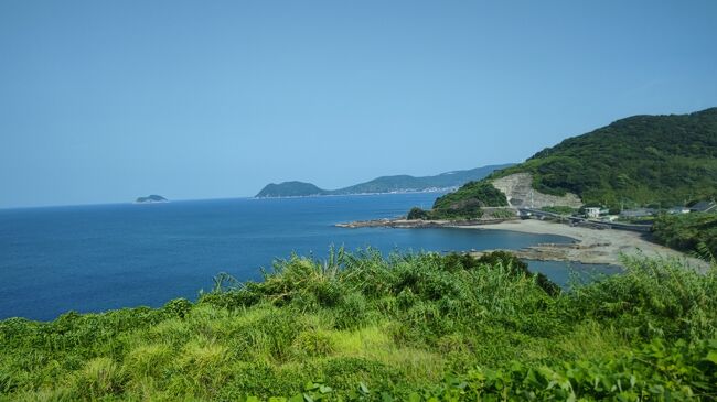 昨年までと打って変わり、コロナも仕事も一切気にする必要がなくなった2024年の夏休み、鹿児島と福岡にお邪魔してきました。<br /><br />何もかも忘れて、自由に遊びたい!<br />行くことを決めた2ヶ月ほど前から、鹿児島に住んでいた友達や福岡のお友達に美味しいお店をリサーチしたりして、準備してきましたが…<br />出発の5日前の8月8日に発生した鹿児島の隣の宮崎の大きな地震、そして「南海トラフ」のフレーズに惑わされ、さらに直前には台風7号も発生して、僕の旅に、またもや懸念事項がまとわりついてきた…<br />前回の年末年始のバンコクに続いて何か起きやしないか、どこか引っかかるものを感じながらの出発になってしまいました。<br /><br />前編は、夏がまぶしい鹿児島が中心です。