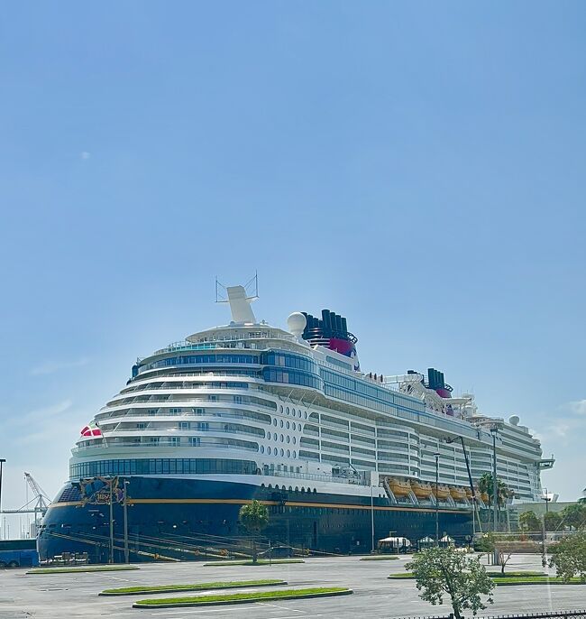 夏休みに家族でDisneycruiseへ行って来ました。<br /><br />1日目:羽田空港からANAでニューヨークへ。同日夜着<br /><br />2日目:ニューヨーク観光<br /><br />3日目:早朝ユナイテッド航空でオーランド→ポートカナベラルからディズニーウィッシュ号乗船<br /><br />4日目:バハマ・ナッソー観光<br /><br />5日目:キャスタウェイ・ケイ上陸<br /><br />6日目:下船→ディズニースプリングス→オーランドからジェットブルーでニューヨークへ→ANA深夜便で帰国、羽田へ。