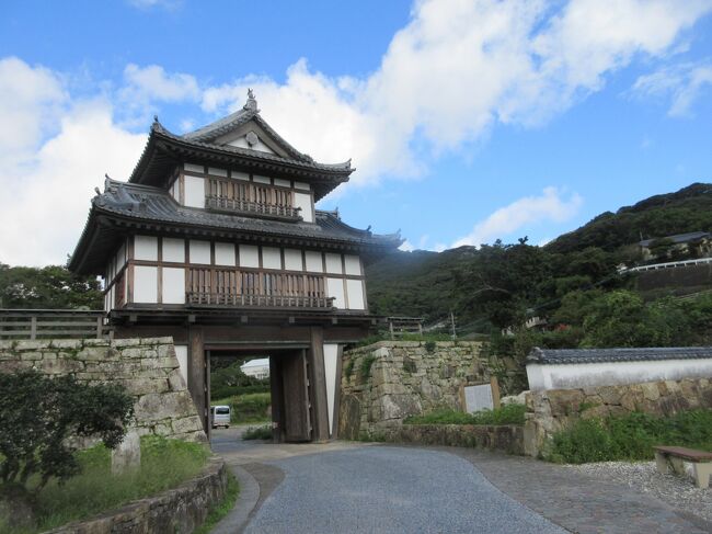 国境の島・対馬に入って2日目 。<br />初日の9月26日は 緑豊かな大自然と固有の動植物 古代神話が息づく対馬のほぼ中央を占める豊玉町を南下、美津島町に至るリアス式海岸の美しさに魅せられました。<br />27日は島の南端の厳原町に入り「金石城下町」「御船江跡」を散策し宗家菩提寺・国指定の「万松院」,[朝鮮通信使歴史館」を訪ねます。<br /><br />午後は高速船で壱岐島に移動して「壱岐国博物館」「原の辻遺跡」を見学します。対馬の歴史を学んだ後,焼酎の蔵元に立ち寄り「リトリート 海里村上」に宿泊予定です。<br />