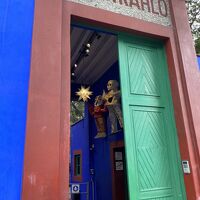 雨期のメキシコ旅行2日目午後からは、メキシコ大学都市・フリーダ・カーロ美術館、ソカロ広場で国旗貢納を見る