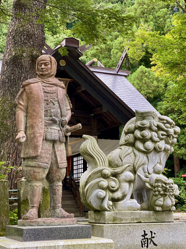 【表紙の写真】春日山神社の上杉謙信公像<br /><br />作成中<br /><br />本当は、鉄道を走る日本酒バー<br />越乃Shu*Kura にのって上越に来たかったけど、<br />車で近くの越後妻有に来て、なかなか、九州からここまで来ることないので、<br />上越市にぶらり立ち寄った旅行記です<br /><br />歴史をめぐる旅で、<br />高田城<br />春日山城<br />に加えて、ゆかりの寺社仏閣に、<br />直江津で海鮮ランチを食べてきました。<br /><br /><br /><br /><br /><br /><br /><br /><br /><br />